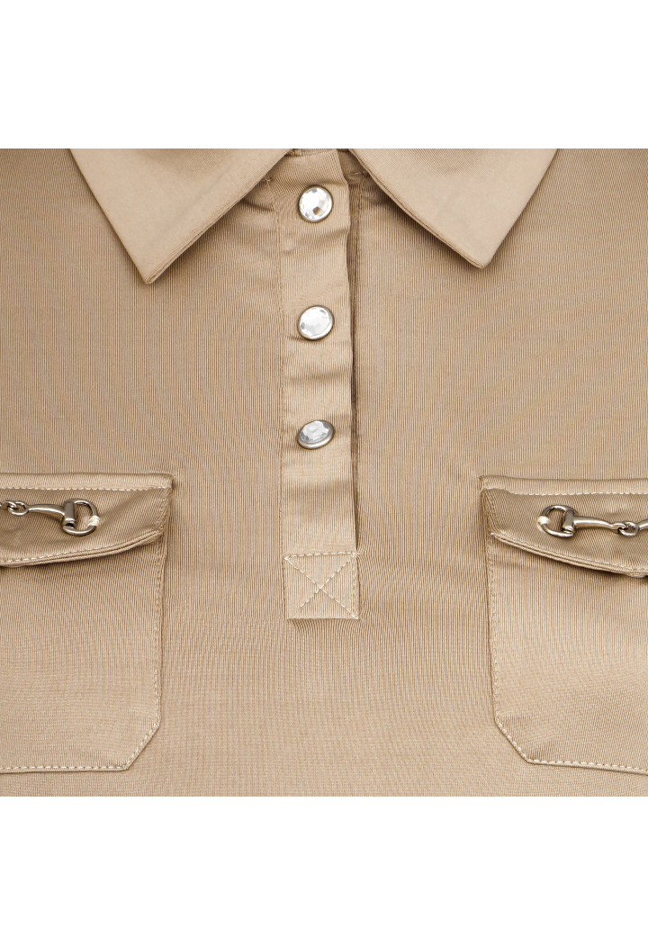 10410761_Polo shirt EQ.QUEEN Khloe 25SS dark beige detail2.webp